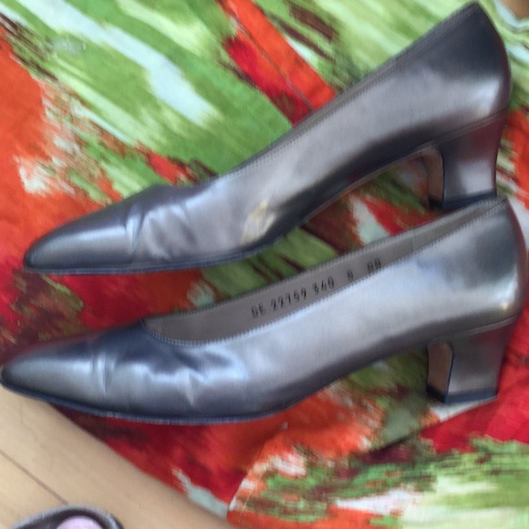 Ferragamo 2” heels silvery gold color 8 AA - Picture 2 of 6